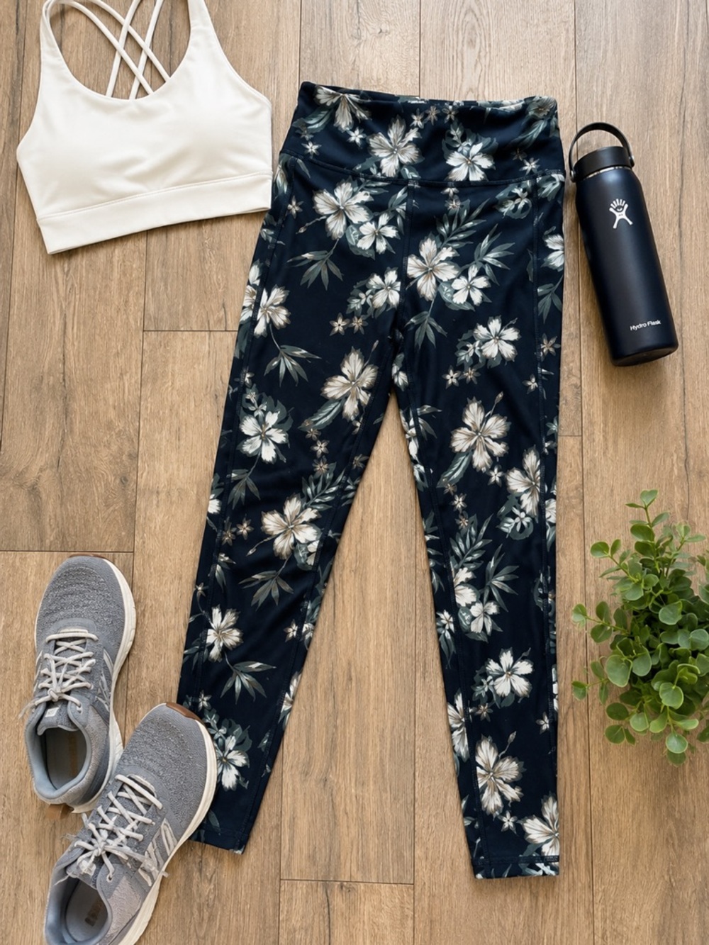 Vuori Floral Leggings Small Navy Blue Tropical Hibiscus Athletic Yoga Pants